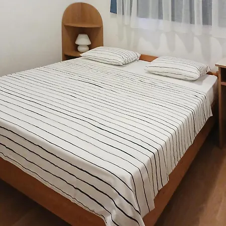 2 Bedroom Beautiful In Appartement Zadar